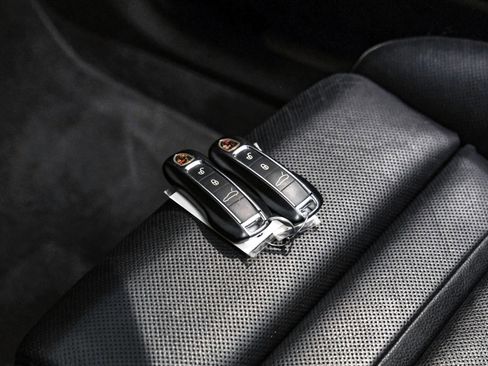 Used 2018 Porsche Panamera 4 image 56