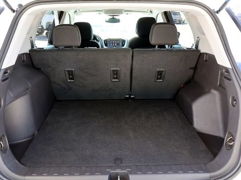 Used 2024 GMC Terrain SLE FWD image 11