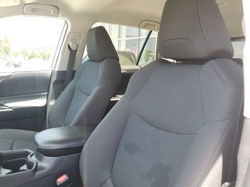 Used 2021 Toyota RAV4 LE FWD image 16
