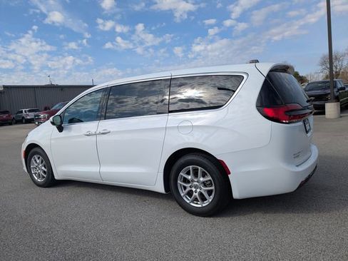 Used 2023 Chrysler Pacifica Touring-L image 14