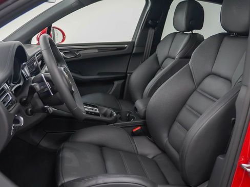 Certified 2025 Porsche Macan S AWD/4WD image 5