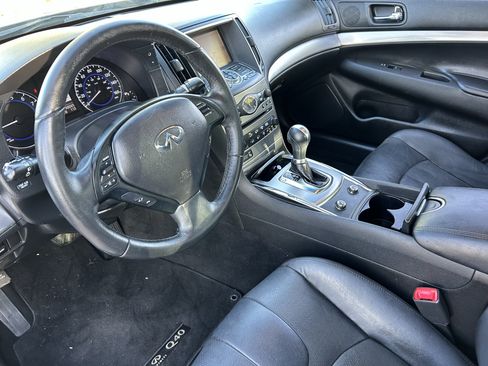Used 2015 INFINITI Q40 w/ Moonroof Package RWD image 16