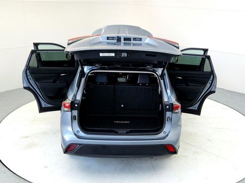 Used 2022 Toyota Highlander XLE image 19