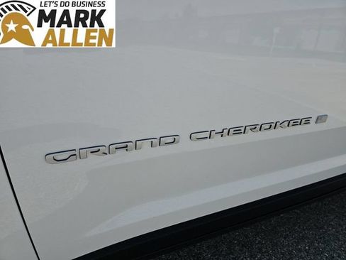 Used 2024 Jeep Grand Cherokee Laredo w/ Luxury Tech Group I AWD/4WD image 31