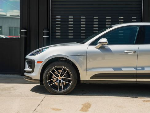 Certified 2025 Porsche Macan image 11