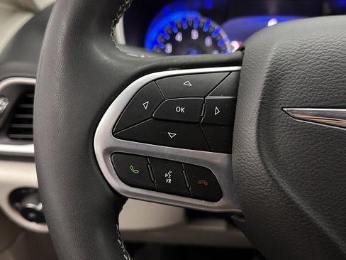Used 2022 Chrysler Pacifica Touring-L FWD image 17