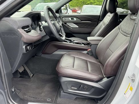 Used 2026 Ford Explorer Platinum w/ LUX Leather Package AWD/4WD image 21
