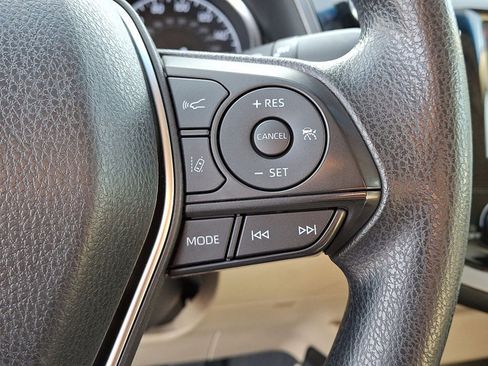 Used 2018 Toyota Camry LE image 20