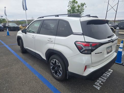 Used 2025 Subaru Forester Premium w/ Convenience Package #2 image 4