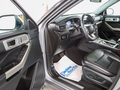 Used 2023 Ford Explorer Limited AWD/4WD image 3
