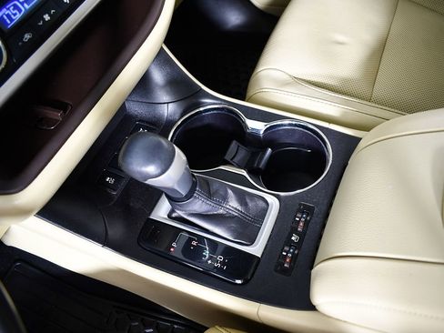 Used 2017 Toyota Highlander Limited image 33