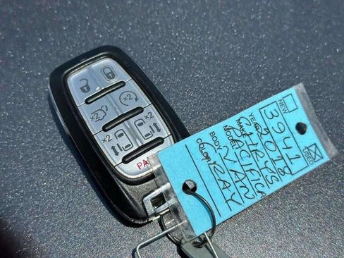 Used 2018 Chrysler Pacifica Touring-L image 63