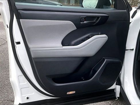 Used 2022 Toyota Highlander LE image 20