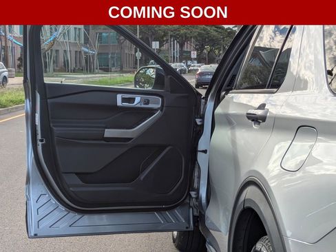 Used 2022 Ford Explorer Limited w/ Equipment Group 301A RWD image 9