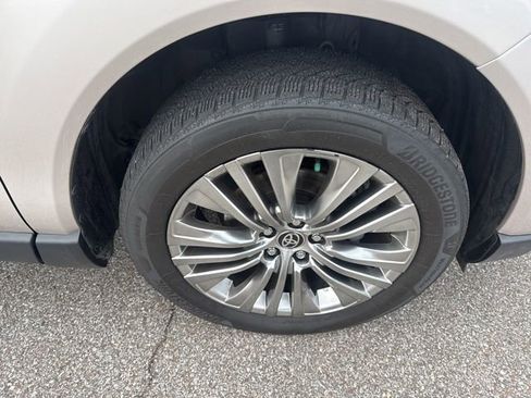 Used 2021 Toyota Venza XLE image 13