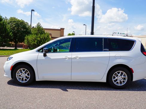 Used 2025 Chrysler Pacifica Select FWD image 7