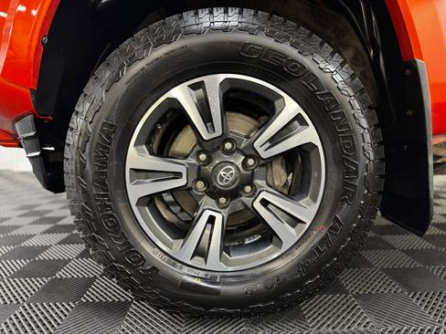 Used 2017 Toyota Tacoma TRD Sport AWD/4WD image 9