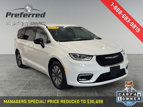 Used 2024 Chrysler Pacifica Select image 1