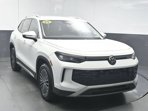 Used 2025 Volkswagen Tiguan S FWD image 2
