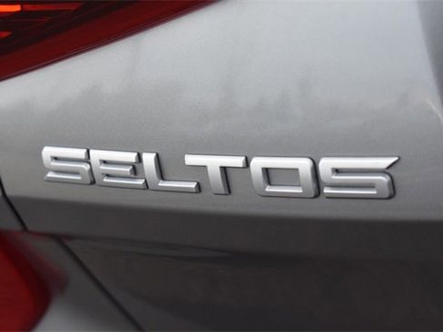 Certified 2023 Kia Seltos SX w/ SX Sunroof Package image 18