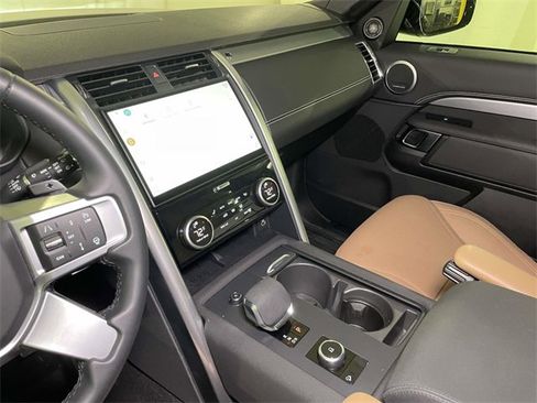Used 2025 Land Rover Discovery Dynamic SE image 35