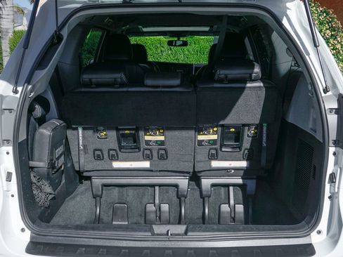 Used 2016 Toyota Sienna SE image 8