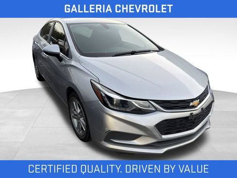Used 2017 Chevrolet Cruze LT w/ Convenience Package FWD image 2