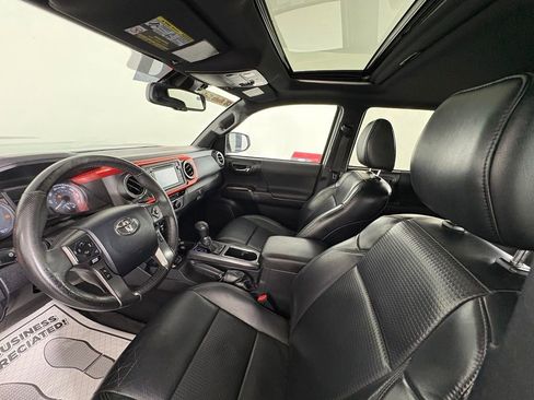 Used 2018 Toyota Tacoma TRD Sport AWD/4WD image 14