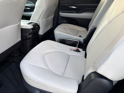 Used 2025 Toyota Grand Highlander AWD image 18