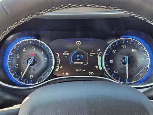 Used 2023 Chrysler Pacifica Touring-L image 10