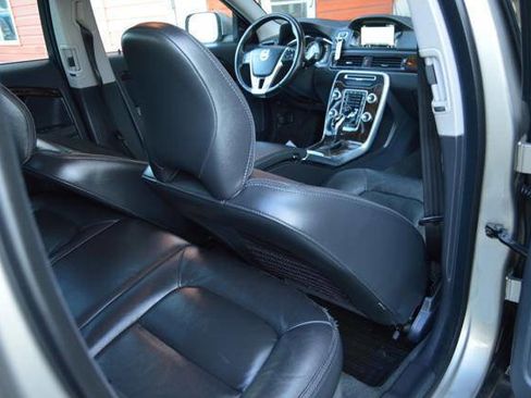 Used 2016 Volvo XC70 T5 Premier w/ Proximity Package FWD image 33