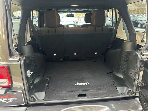 Used 2017 Jeep Wrangler Unlimited Sahara w/ Connectivity Group AWD/4WD image 24