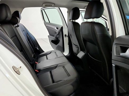 Used 2018 Volkswagen Golf SE image 18