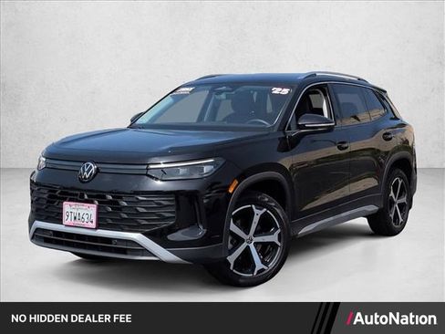 Used 2025 Volkswagen Tiguan SE FWD image 1