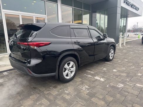 Used 2021 Toyota Highlander LE image 11