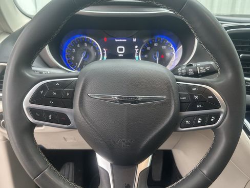 Used 2023 Chrysler Pacifica Touring-L image 18