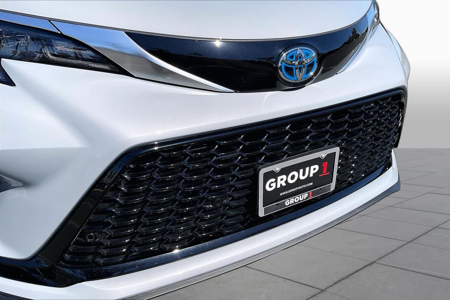 Used 2024 Toyota Sienna XSE w/ XSE Premium Package FWD image 29