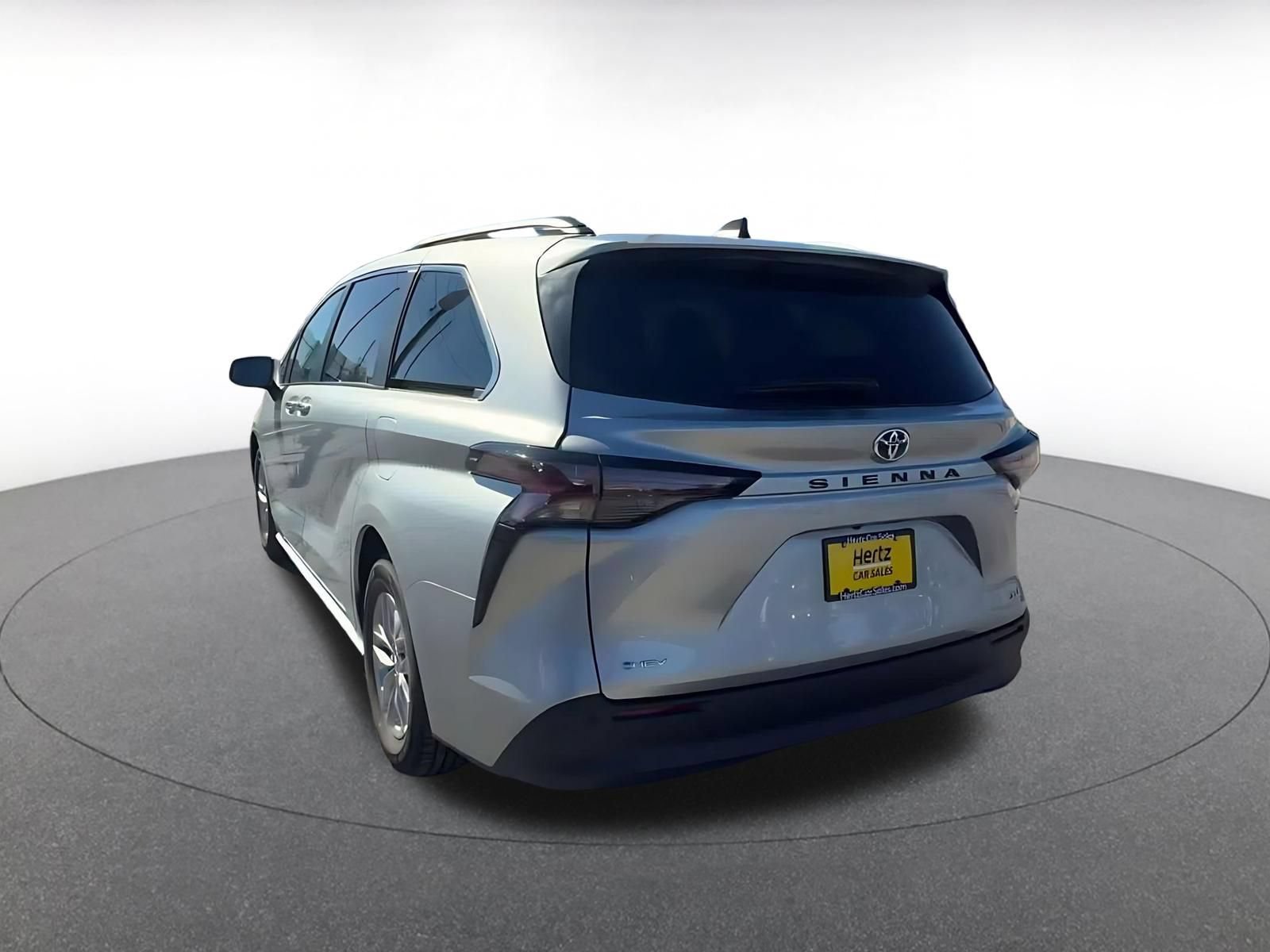 Used 2025 Toyota Sienna XLE FWD image 10