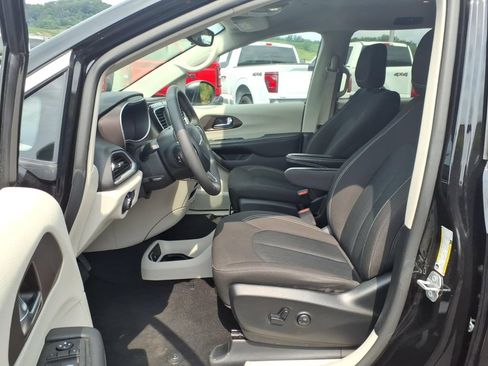 Used 2024 Chrysler Voyager LX FWD image 10