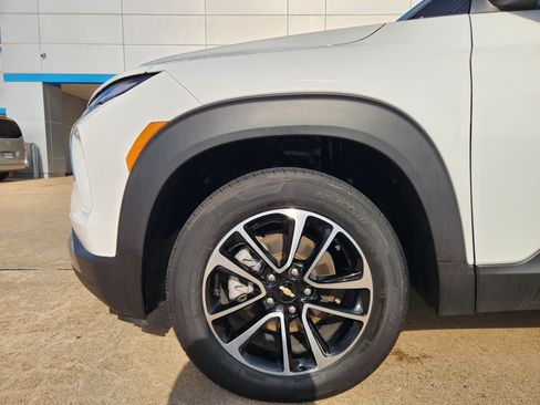 Used 2025 Chevrolet TrailBlazer LT AWD/4WD image 9