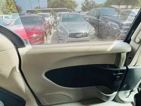 Used 2018 Chrysler Pacifica Touring-L Plus FWD image 12