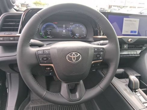 Used 2023 Toyota Crown AWD/4WD image 16