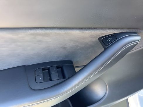 Used 2022 Tesla Model Y Long Range AWD/4WD image 25