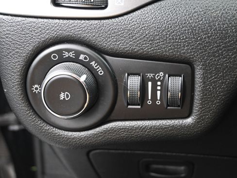 Used 2019 Jeep Cherokee Latitude Plus w/ Cold Weather Group AWD/4WD image 12