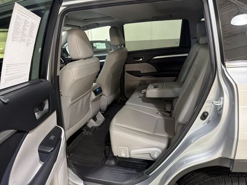 Used 2017 Toyota Highlander XLE FWD image 8
