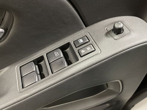 Used 2025 Nissan Frontier SL w/ Graphics Package image 12