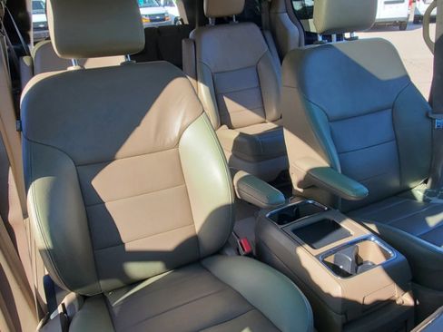 Used 2012 Volkswagen Routan SEL image 19