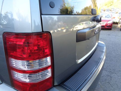 Used 2012 Jeep Liberty Sport image 12