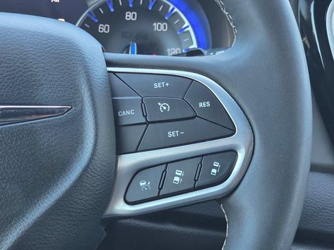 Used 2025 Chrysler Pacifica Select FWD image 18