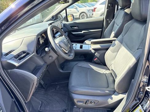 Used 2026 Toyota Sienna Platinum AWD/4WD image 14